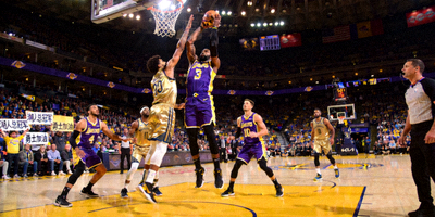 NBA常规赛洛杉矶湖人队对阵金州勇士队比赛现场画面